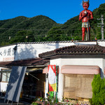 鬼びっくり饅頭本舗 - 屋根の上にも鬼が