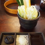 はん亭 - 野菜スティックと肉味噌、岩塩、ソース