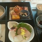 日本料理 縁 - 手前　お刺身　奥　口取り（胡麻豆腐　合鴨いちぢく巻き　鮭の幽庵焼きなど）