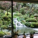 白石家 - エントランス入ったところの中庭が素晴らしい