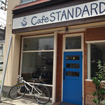 Cafe STANDARD - 青い扉と白い自転車