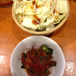 ラーメン 末廣家 - キャベツ(生)とニラ辛子