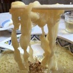 中国ラーメン揚州商人 - 刀切麺。加水率高めの平打ちビロビロ太麺。