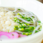 Rabi - お蕎麦に見えますが、蒲生で採れた黒米を混ぜた饂飩