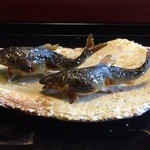 比良山荘 - ヒレを傷めず躍動感あふれるフォルムで焼きあがっています。（驚愕）