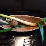 比良山荘 - 熱々の根曲がり竹の皮をむいて頂きます。