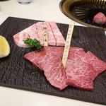 焼肉レストラン 慶州 - 2015年5月　黒毛和牛特選霜降りカルビ【1950円】極上ロース【1380円】