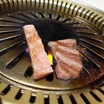 焼肉レストラン 慶州 - 2015年5月　ロース（左）の脂がすごい！量は食べられませんが…