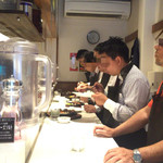 立ち食い一番ステーキ - カウンターのみの店内。MAX8名ぐらいかな？