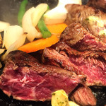 立ち食い一番ステーキ - 周りだけを焼き固め、中はレアレア。 でもサッパリしてるからペロリでした