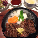 立ち食い一番ステーキ - ステーキ300g1200円にセット（ライス、スープ、サラダ）400円を付けました