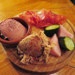 BEARD - シャルキュトリー　プレート
            　豚バラ肉のリエット
            　鶏レバー
            　ナポリ産のサラミ
            　ピクルス