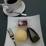 レストラン LUCK - ケーキセット♪　￥７５０　　ケーキ２コバニラアイス添え　コーヒーor紅茶付き　