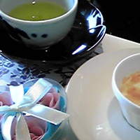 梅の花 横浜スカイビル店 - 峰岡豆腐の桜のデザートとお茶と花かご膳付のお土産