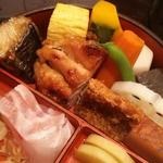 郷土料理くらわんか - 2段のお重は、刺身&鶏照り焼きほか盛り沢山！