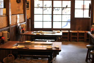 Okonomiyaki Nagataya - 全席鉄板つきのお席です。