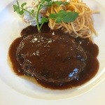 妖精の丘 - つなぎ一切使わない手ごねハンバーグ、980円サラダ、スープ付きです。