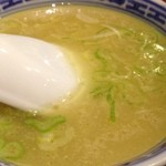 上海餃子 りょう華 - 四川半麺セット(8%税込1000円)の上湯スープ