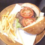 友だちん家 - 牛肉ハンバーガー　フライドポテト　９００円　【　２０１５年７月　】