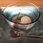 近江懐石 清元 - 冷たく冷やした器に盛り付けられています