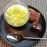 中国飯店 琥珀宮 - メロンのミルクプリン カステラ 杏仁のチョコサラミ