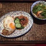 チキンのガパオ炒め+汁そば(860円)