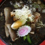 本陣 - 料理写真:猪苗代漆黒塩ラーメン(岩塩使用)