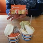 GELATERIA Geream - 【写真左】養老牛放牧牛乳とごまのジェラート、ブラッドオレンジのシャーベット、【写真右】ピスタチオとアーモンドプラリネのジェラート、レモンのシャーベット。