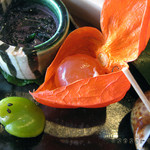 割烹 にしい - ホウズキの実は、卵黄の味噌漬け　そら豆は、カエルちゃん