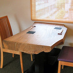 割烹 にしい - 分厚い木のテーブルでいただきました