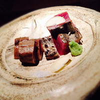 銀座 座屋 - 藁で炙った鰹のタタキ (右側と左側とで部位が異なり、全く異なる味わい)