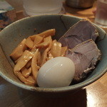 麺屋 しゅはり - 特製（トッピング）チャーチューと味玉、メンマ　２５０円
