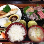 Hanakagari - 焼き魚とお刺身がセットになった、ダブル海鮮定食…2000円