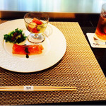 花郷 - タコとトマトのマリネとスモークサーモン