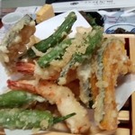 三河屋 - 天ぷら盛り合わせ　揚げたてなのでふわふわ食感が楽しめます