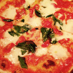 h PIZZERIA D'ORO - 水牛モッツァレラのマルゲリータピッツア