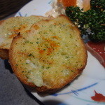 ゴメンネJIRO - 前菜：ガーリックトーストUP