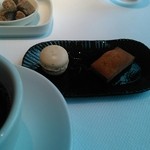 レストラン・ジョルジュマルソー - ミニマカロンが絶妙でした。
      
      