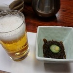 Kajiya bunzou - 瓶ビールともずく酢を楽しみます