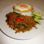 タイ料理レストラン チャンタラー - 鶏ひき肉バジル炒めご飯(パッカパオ)