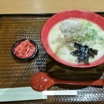 芳麺 - とんこつラーメン ¥700