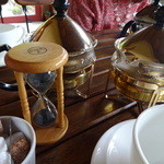 ドゥ クール ショコラ - 紅茶の種類によって砂時計の時間が変わる