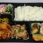 肉のくいしんぼう - 日替わり弁当５６０円　から揚げと豚ロースのバルサミコ