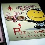 Smile Kitchen pizza diner - 看板