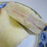 Nomad - 
                      パンにハムとチーズをはさみバターをたっぷり塗ったカフェで朝食に良く出されるパンです。
                      
                      