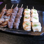 炭火焼鳥あずま - 塩焼きの串　ささみが柔らかくて美味しかった～