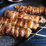 炭火焼鳥あずま - タレ焼きの串　見よ、この香ばしきメイラード反応を！