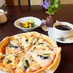 パンカフェゆら - 7月のパンランチはピザです。その日の朝採れたもぎたて茄子はとってもみずみずしい！ジューシーなピザです。