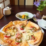 パンカフェゆら - 7月パンランチのミックスピザです。自家栽培の夏野菜をたっぷりのせました