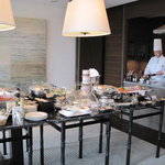 ザ・プリンス - ザ・プリンス　パークタワー東京：オムレツを作っているところ